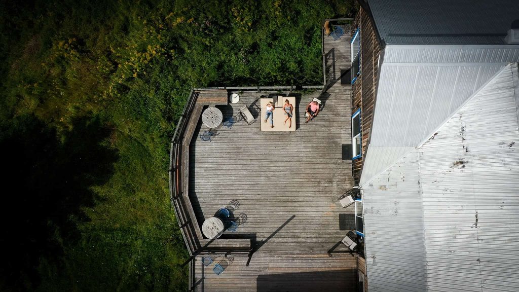 Vue aérienne de la terrasse en bois du Centre de vie