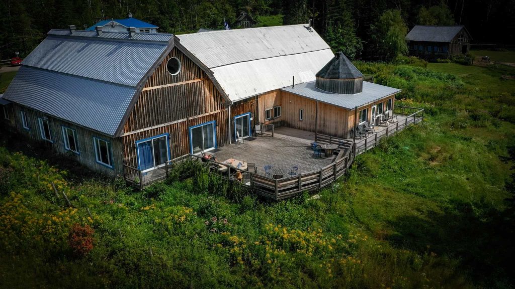 Vue aérienne du bâtiment principal en bois du Centre de vie