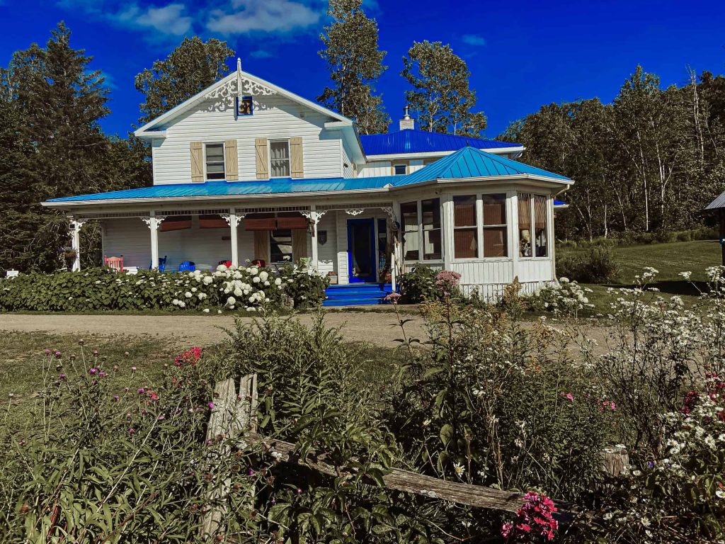 Maison principale du Centre de vie et sa galerie bleue
