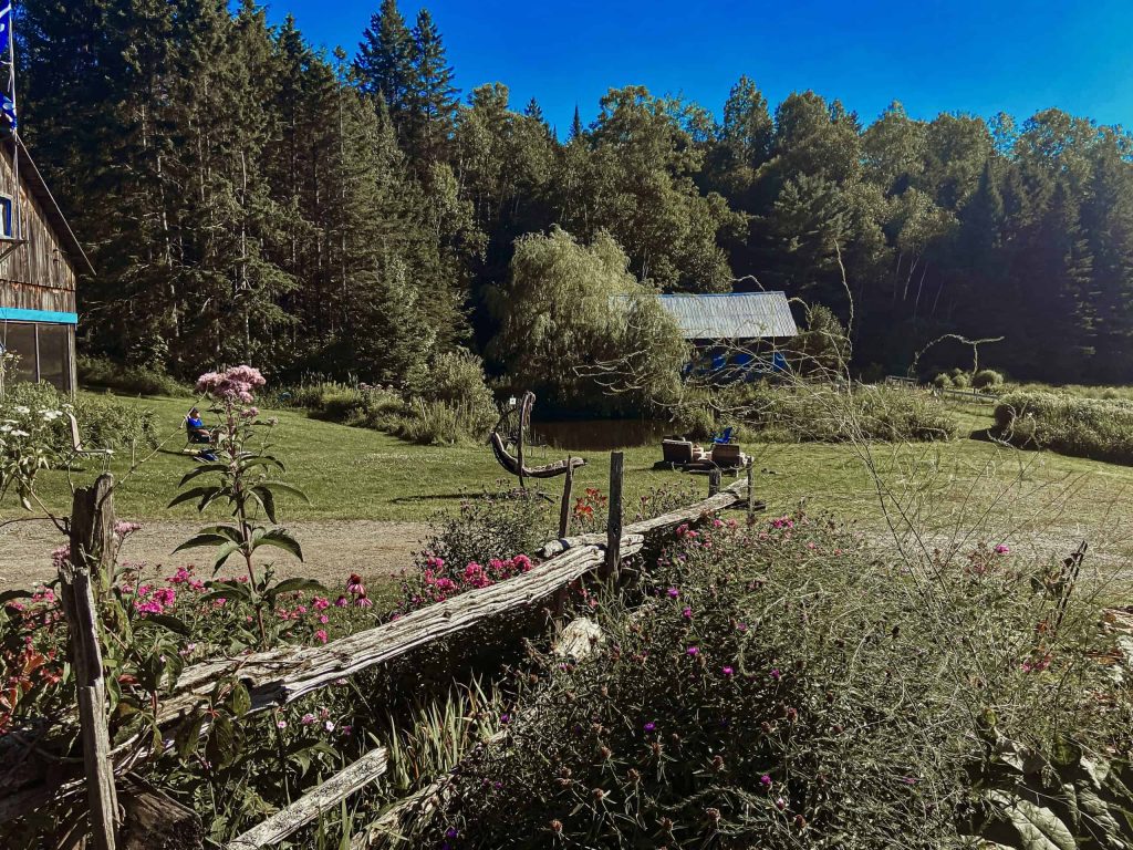 Sentier et petit pont de bois dans les jardins du domaine