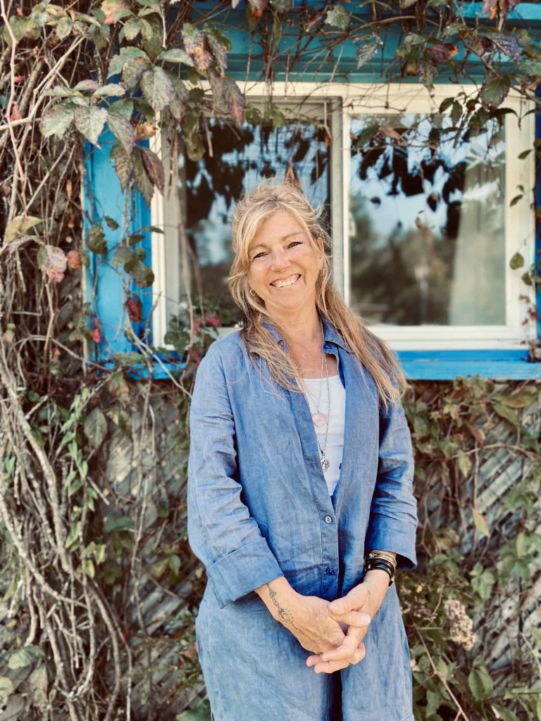 Portrait d’Hélène Léger devant la maison