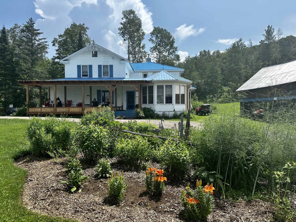 Maison principale entourée de jardins fleuris