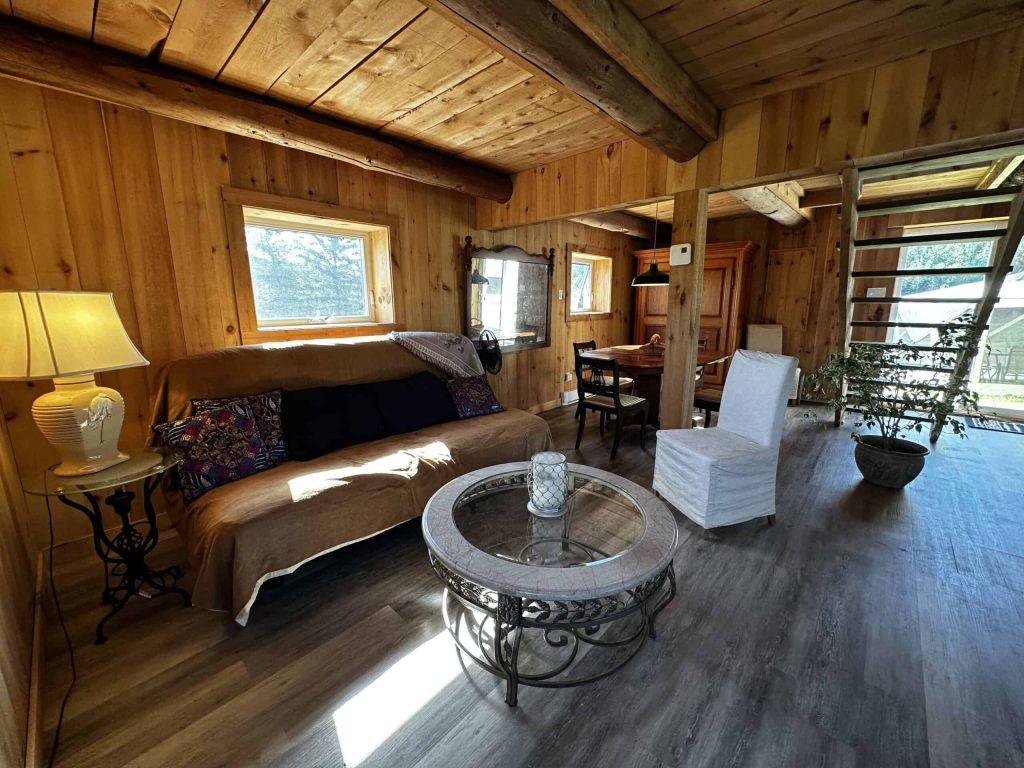 Salon chaleureux de la maisonnette avec mezzanine