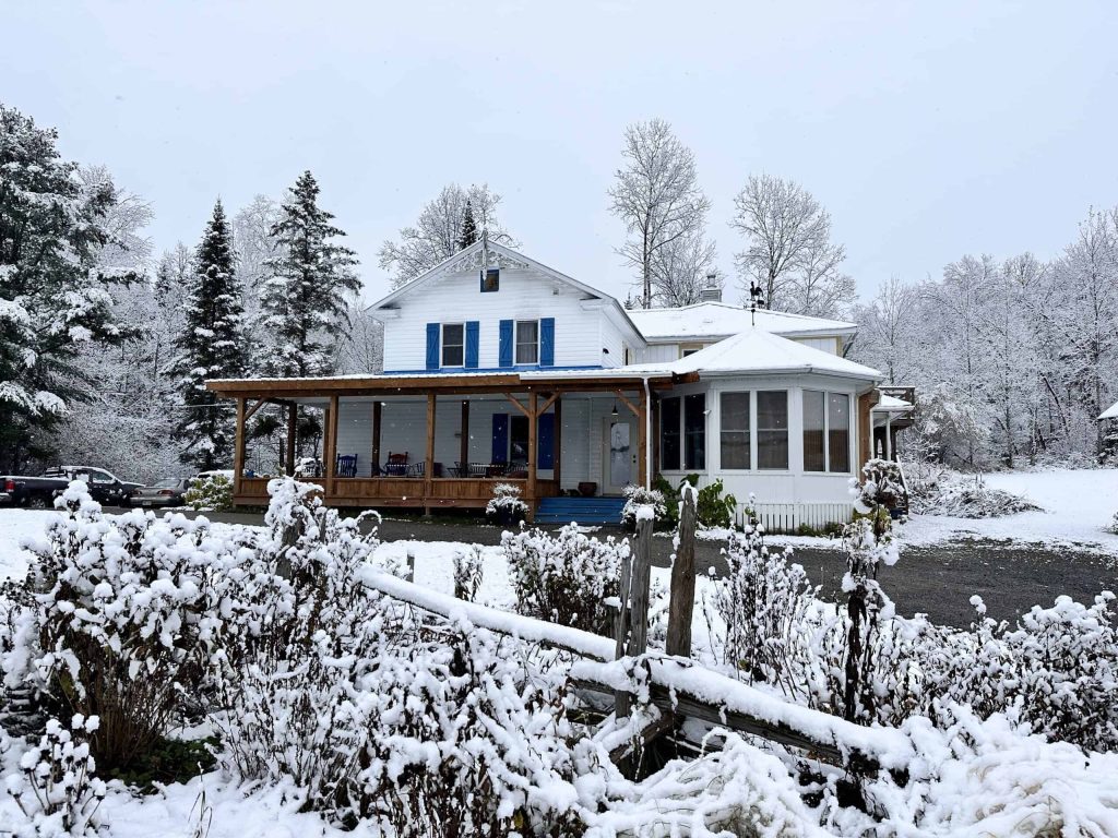 Maison principale du Centre de vie sous la neige