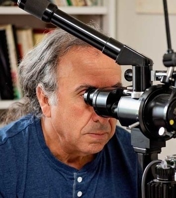 Michel Stornello, naturopathe, examinant un iris à l’aide d’un iridoscope