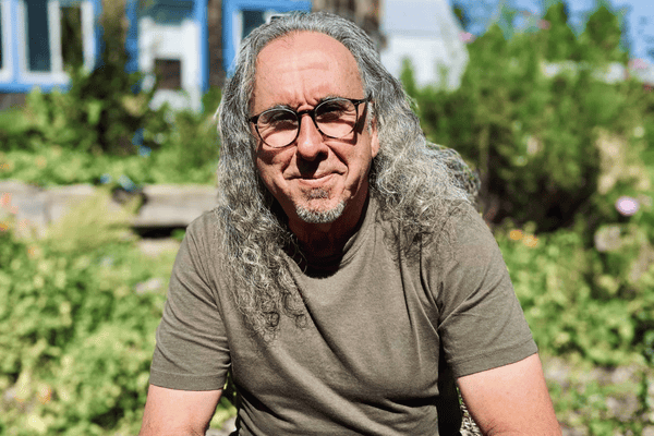 Portrait de Michel Stornello dans le jardin