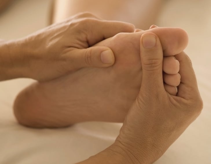 Massage des pieds lors d’une séance de réflexologie