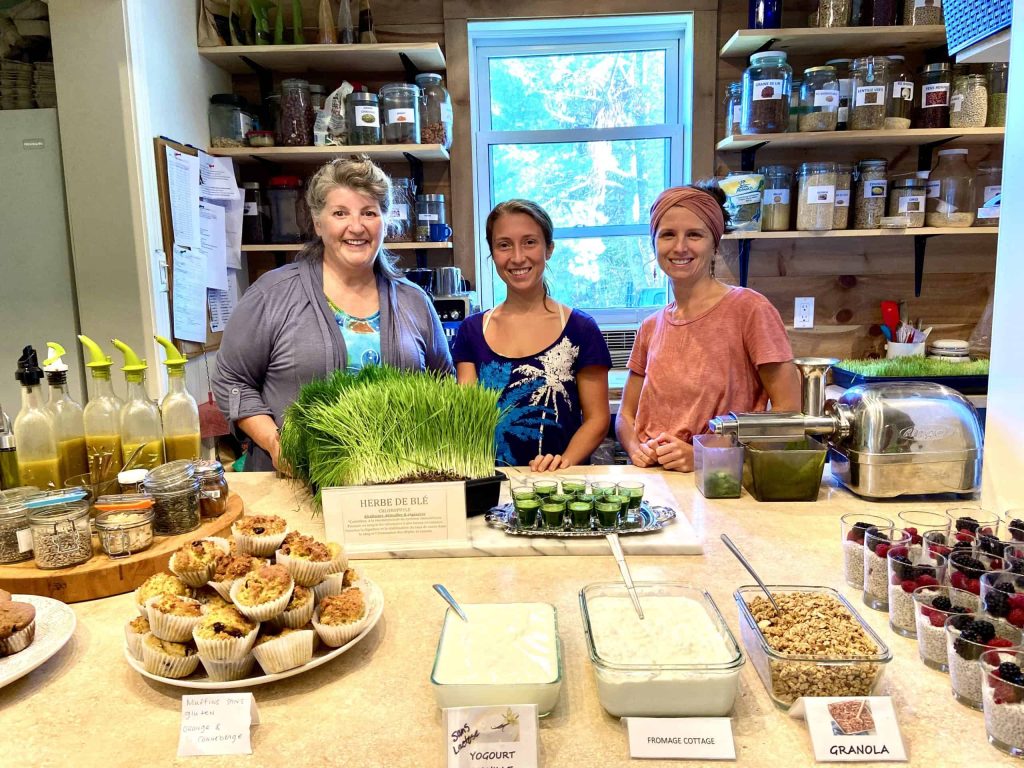 Trois femmes souriantes dans la cuisine du Centre de vie