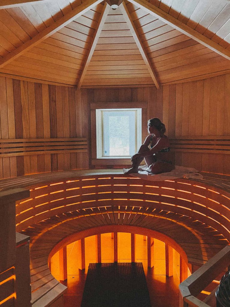 Personne se détendant dans le sauna en bois