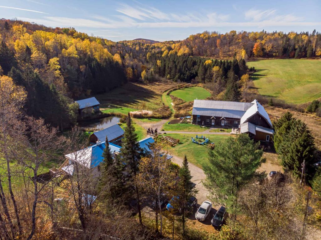 Vue aérienne du domaine du Centre de vie entouré de forêts
