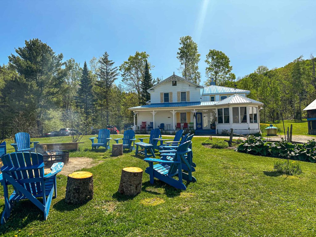 Maison principale et chaises Adirondack bleues au soleil