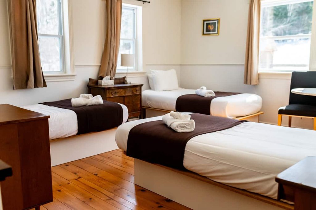 Chambre avec deux lits simples au Centre de vie