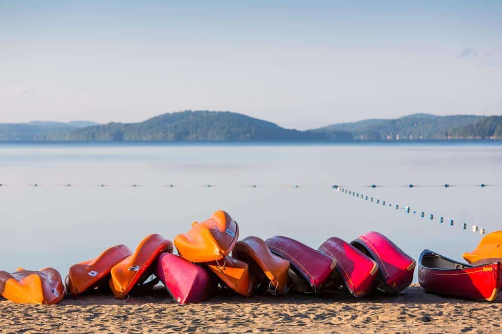 Canots colorés sur la plage du lac Simon