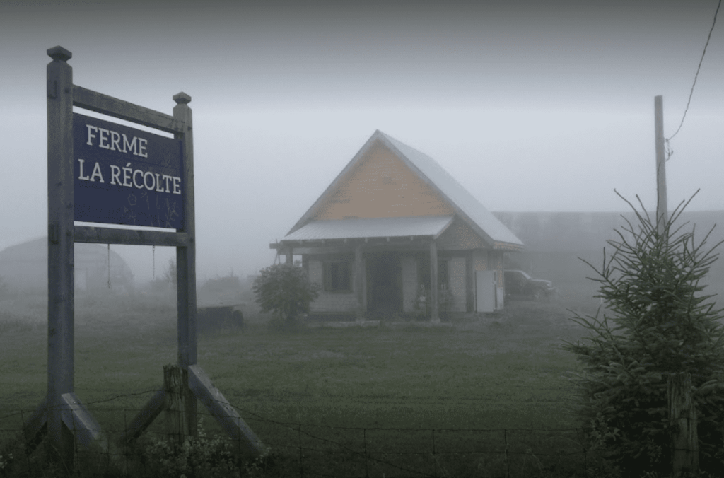 Enseigne de la Ferme La Récolte dans la brume