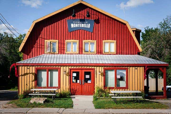 Façade rouge de la Fromagerie Montebello