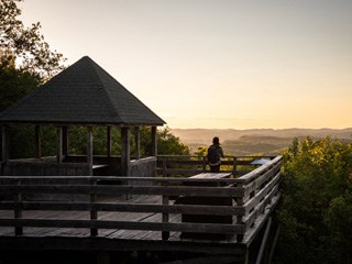 Belvédère au sommet du Parc des Montagnes Noires au coucher du soleil