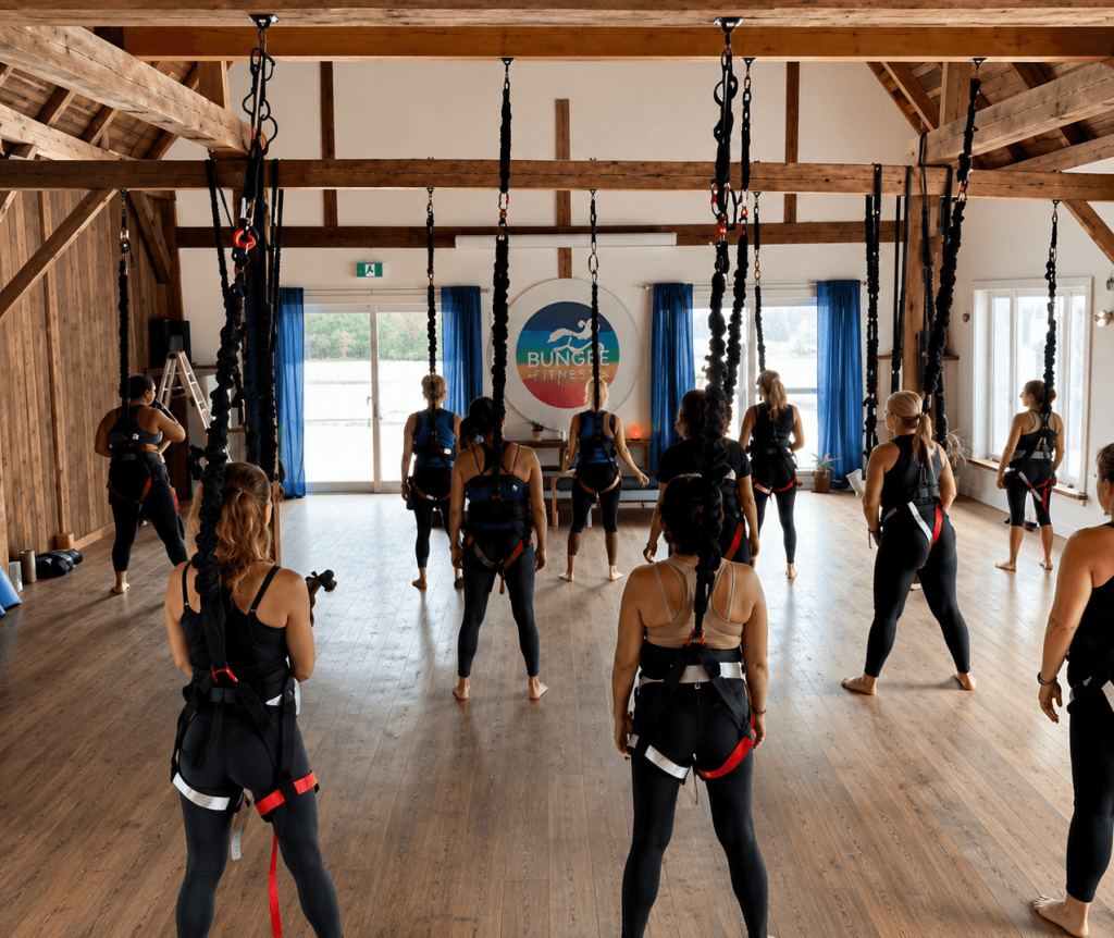 Cours de groupe en mouvement dans la grande salle en bois