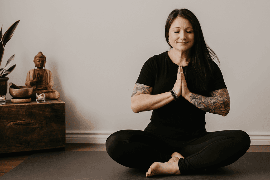 Professeure de yoga en posture de méditation
