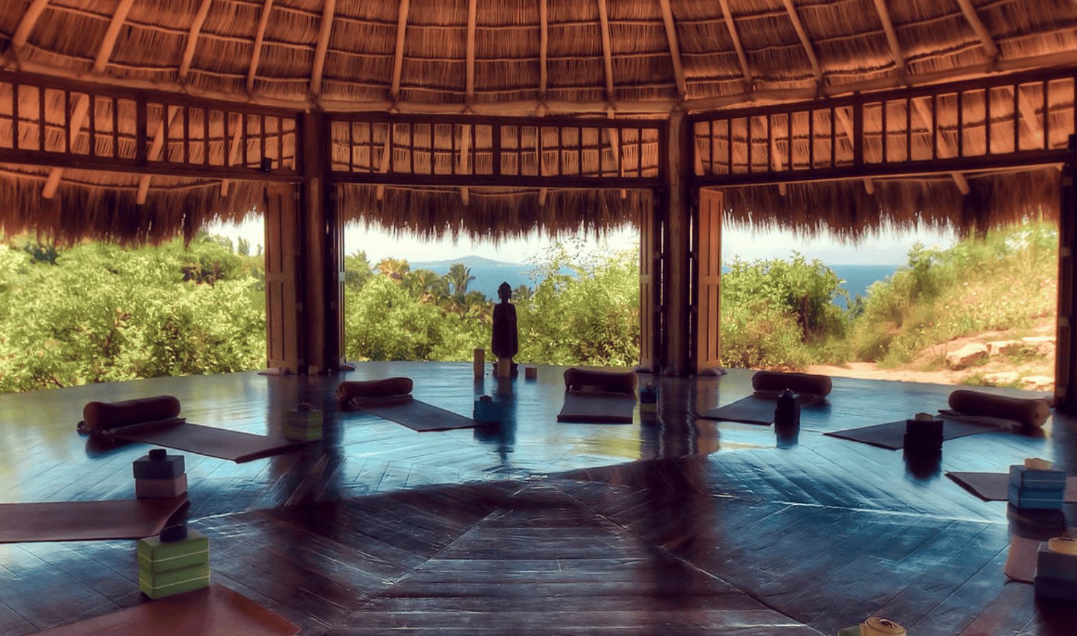 Salle de yoga sous une palapa ouverte sur l’océan au Haramara Retreat